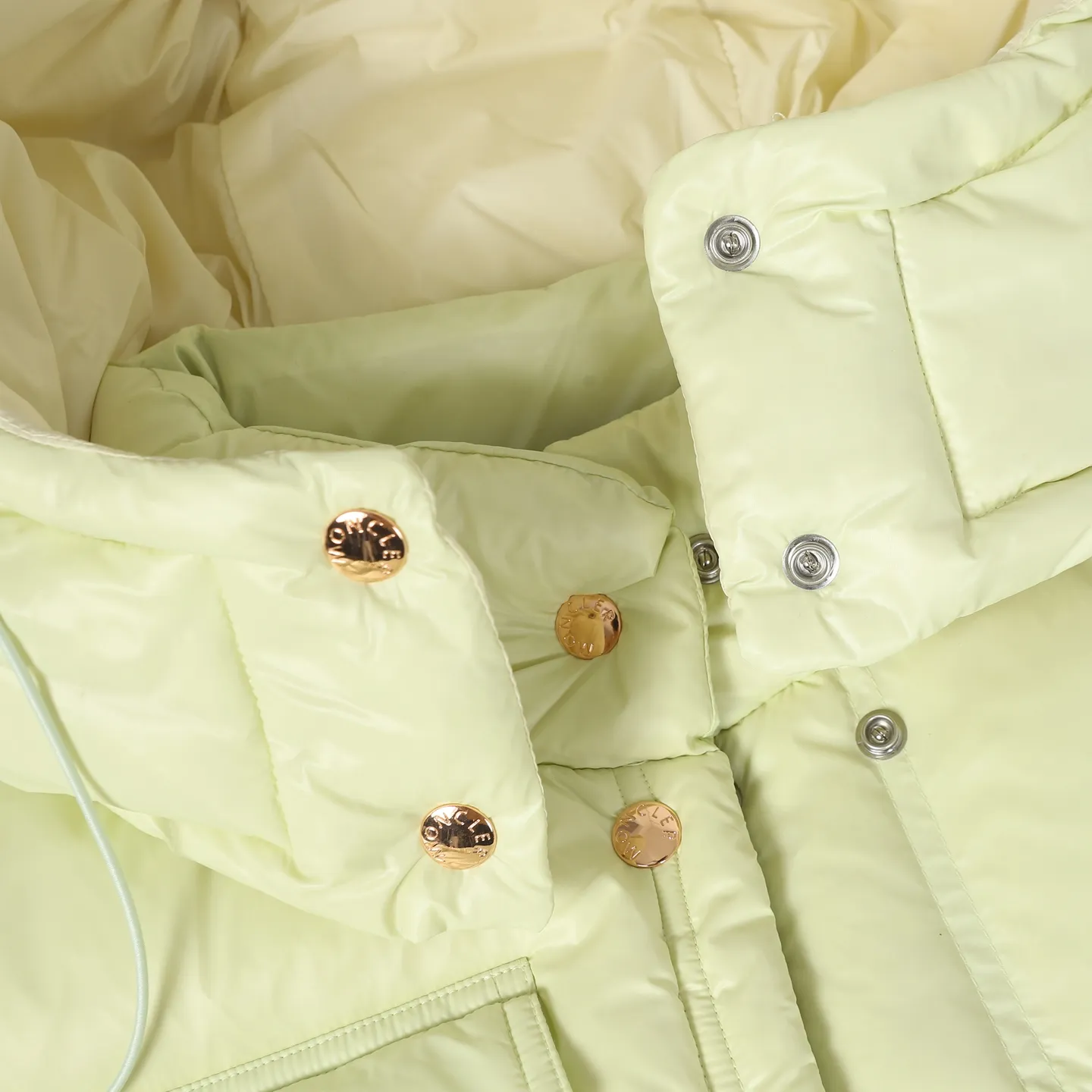 Moncler/ ： super laqué ， ， ， ， 。 ： super laqué ， ， 。 ， ， ， （ + ） ： + ， 90 ： ， 210g， ， ，Rebound 。 ： ：Black/Beige/Green SIZE：1/2/3/4